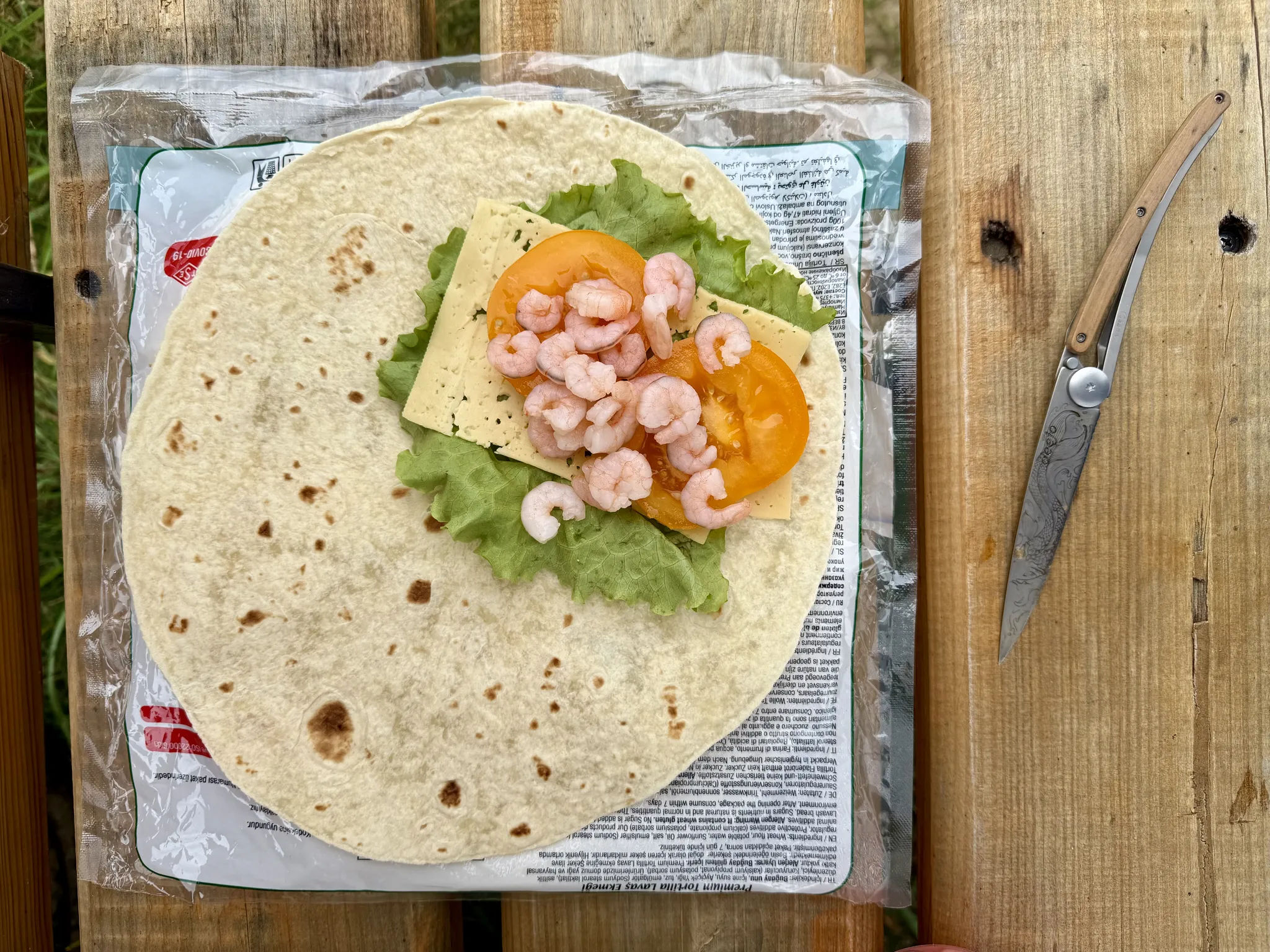 Приготовление бутерброда с креветками