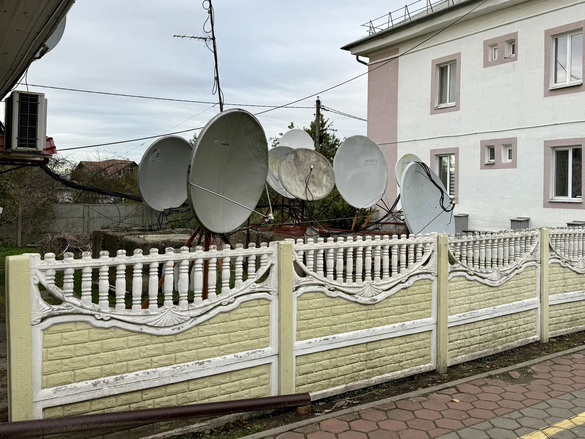 Двор спутниковых тарелок