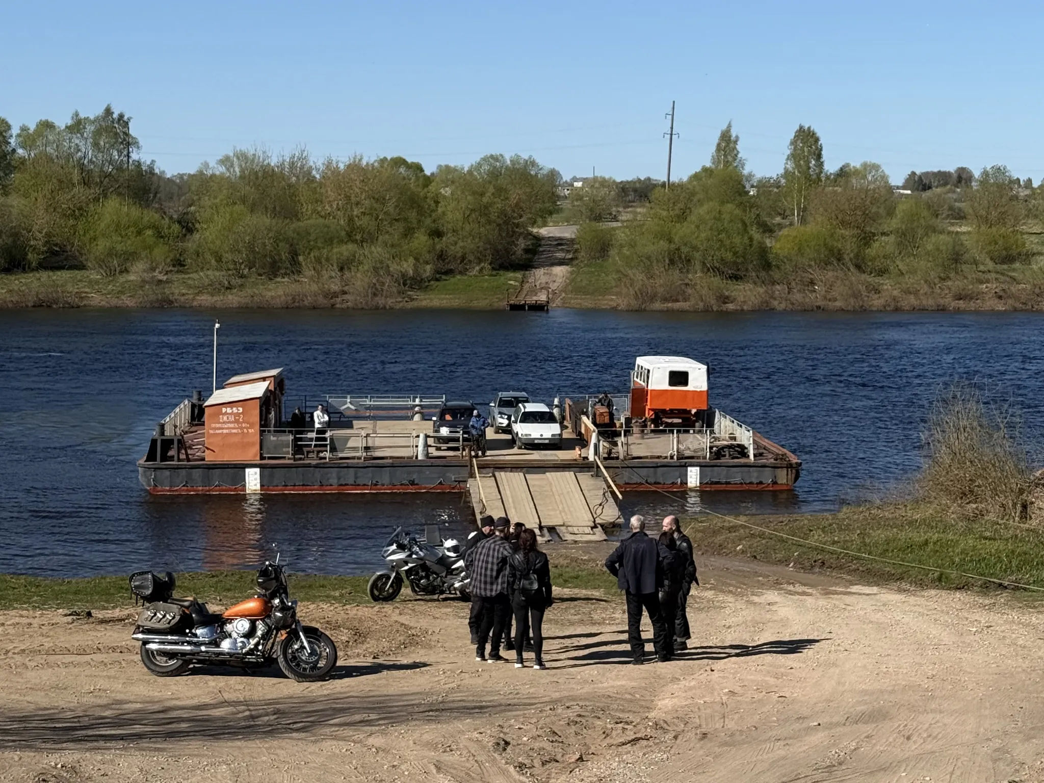 Паром через Двину в Дисне