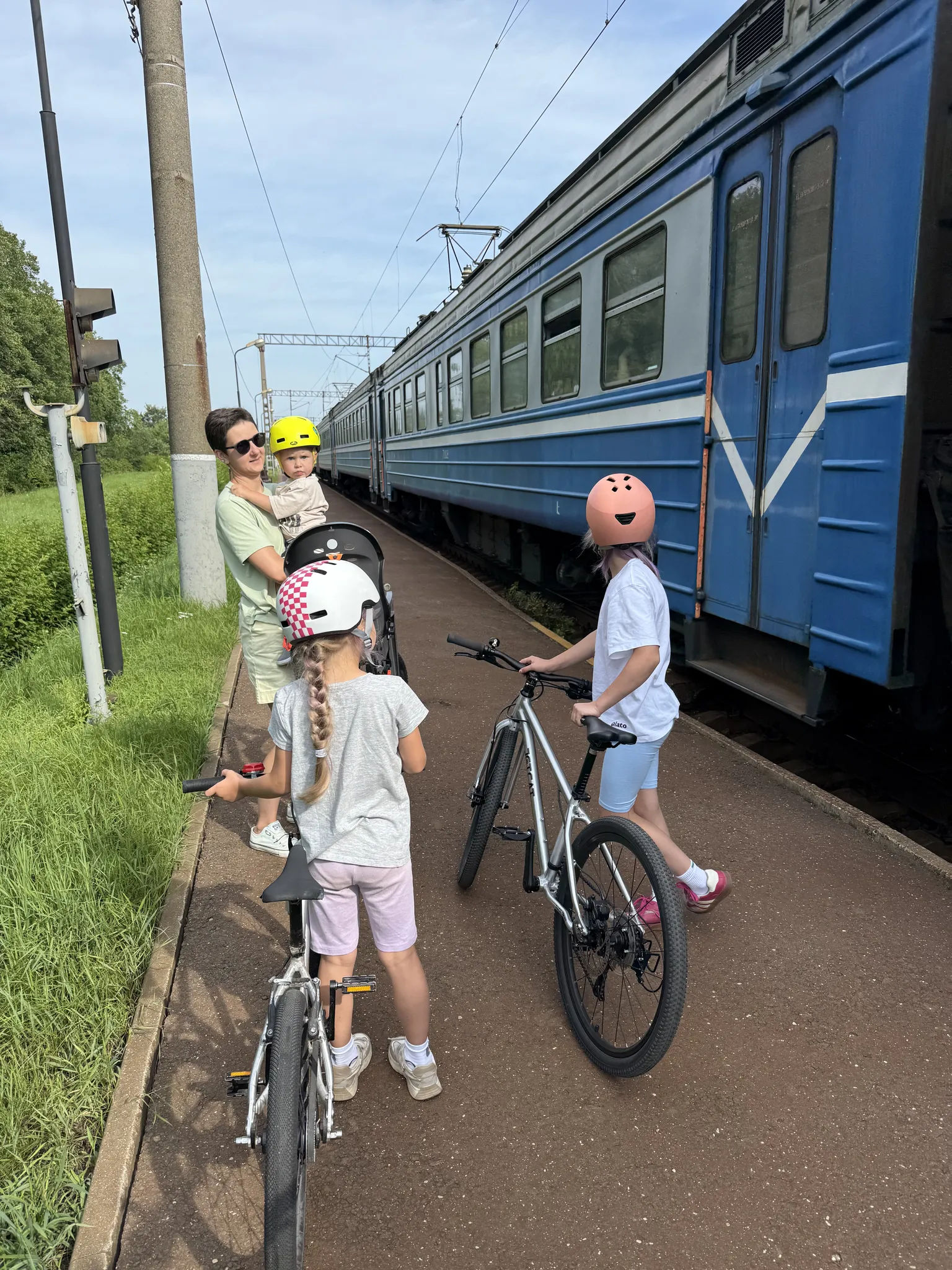 На велосипедах возле электрички