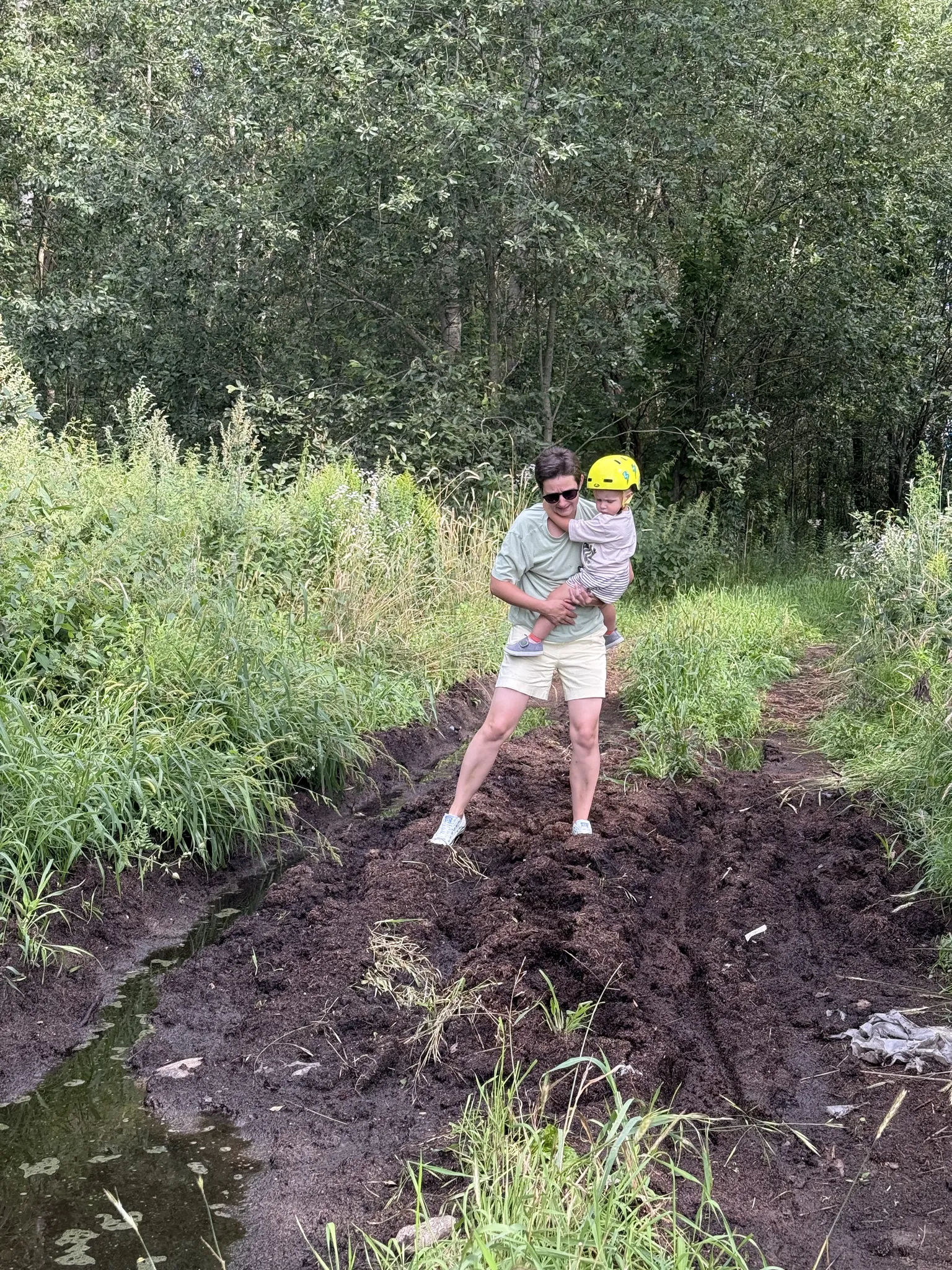 По грязи с ребенком на руках
