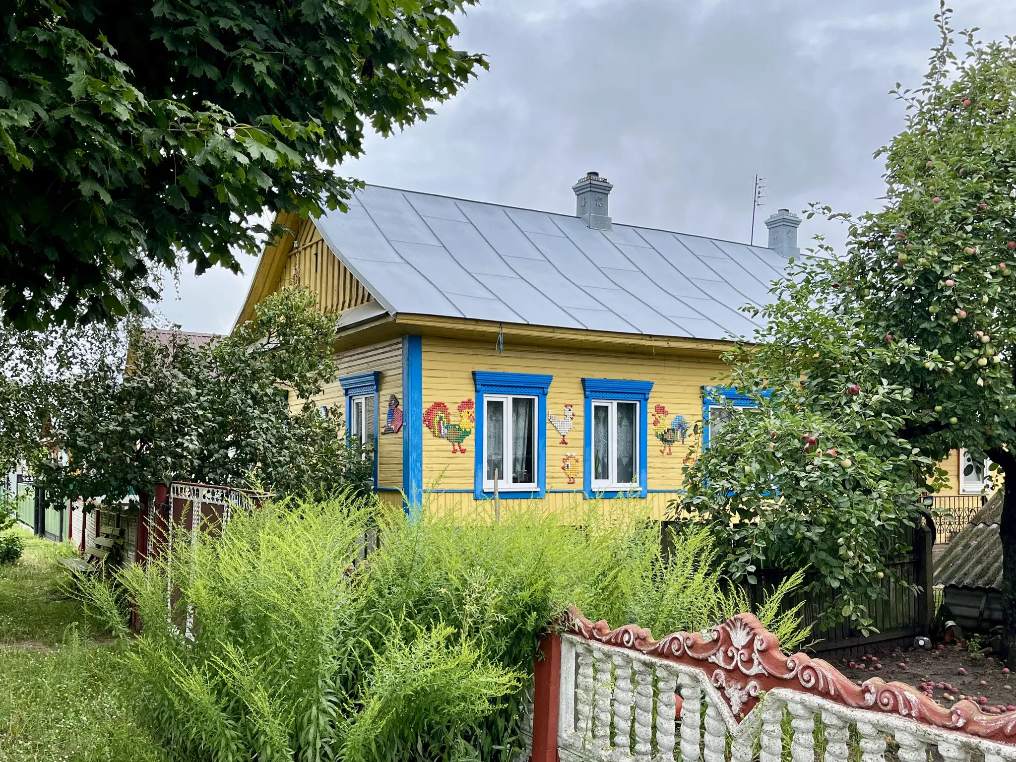 Дом с орнаментом из пластиковых крышек