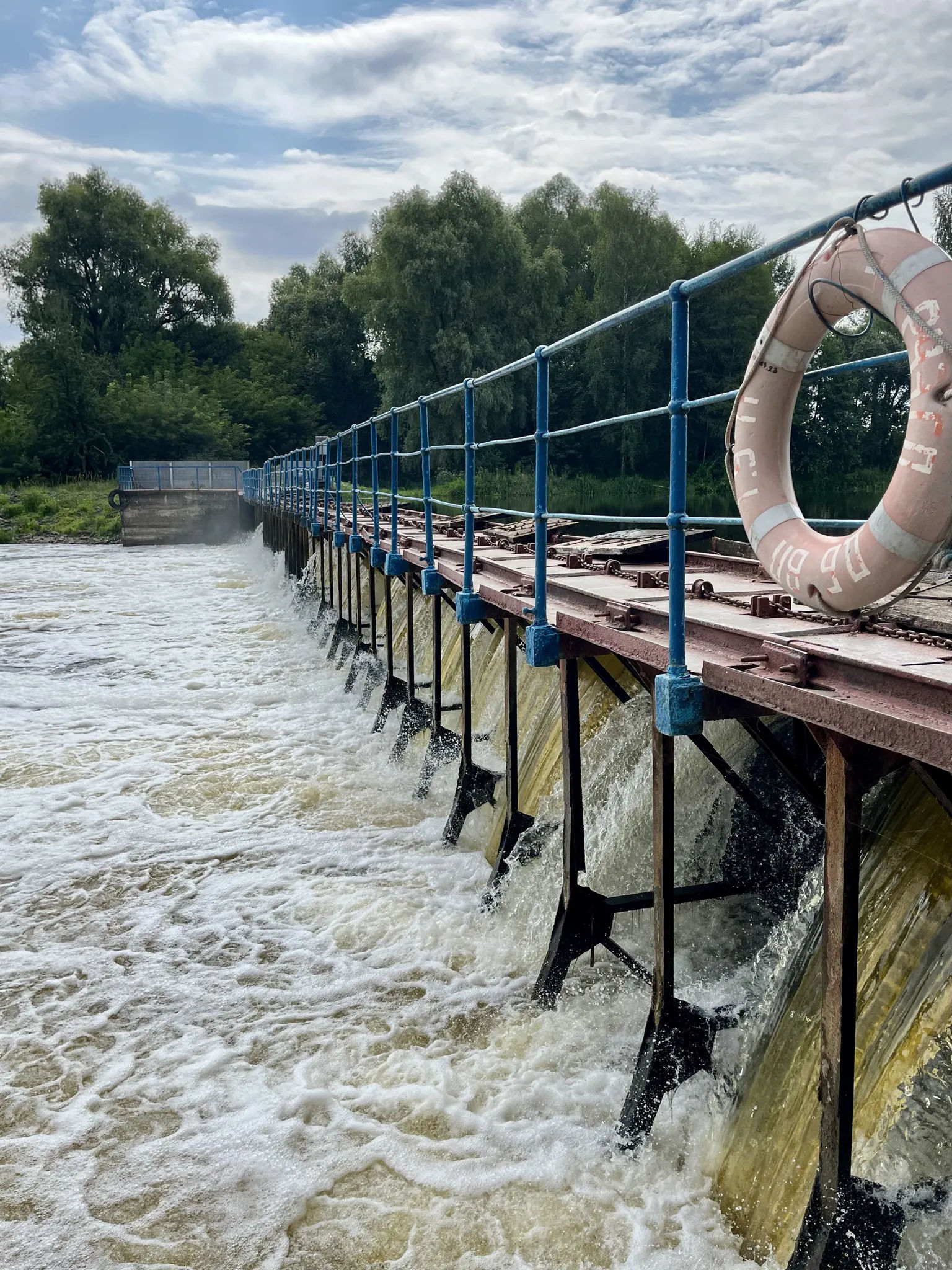 Бурлящая вода гидроузла Качановичи