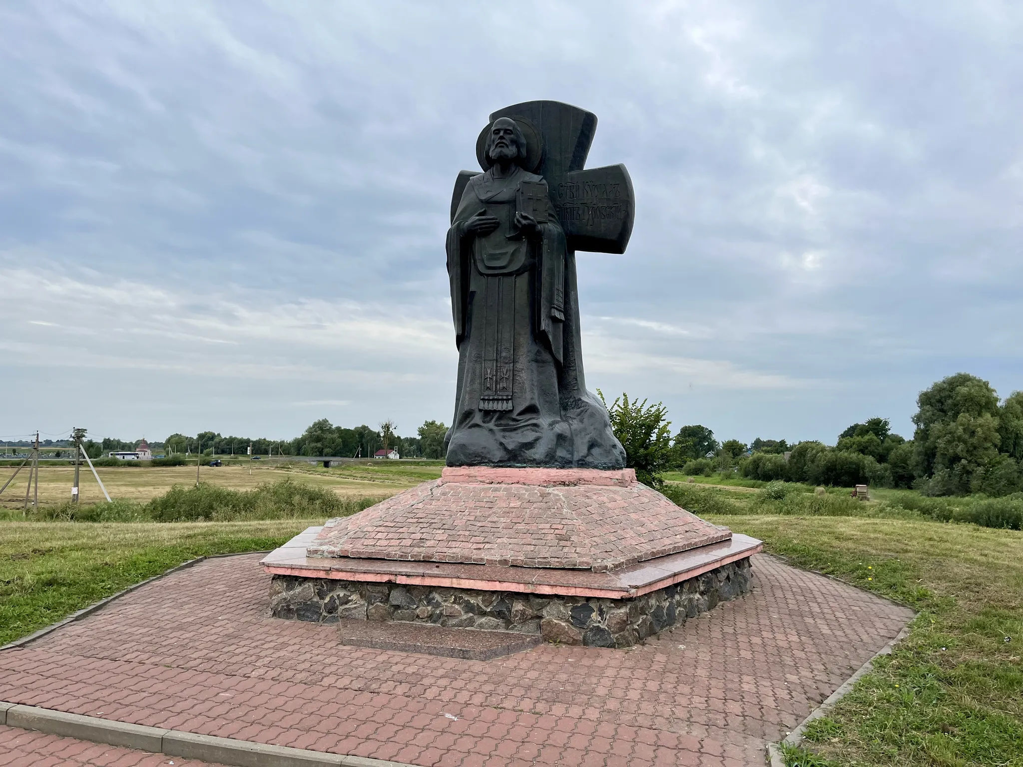 Памятник Кириллу Туровскому