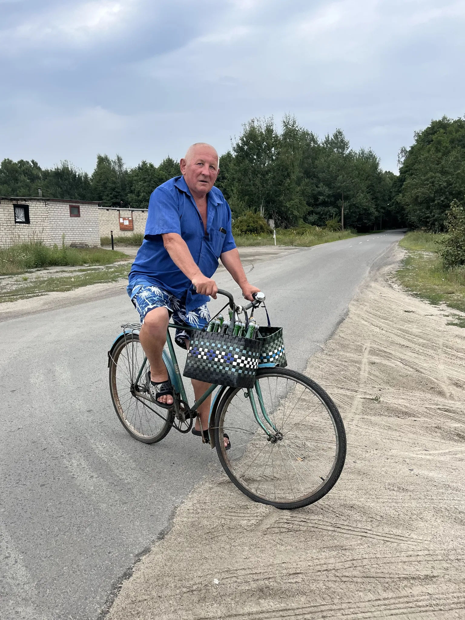 Дядька на велосипеде с сумкой шампанского