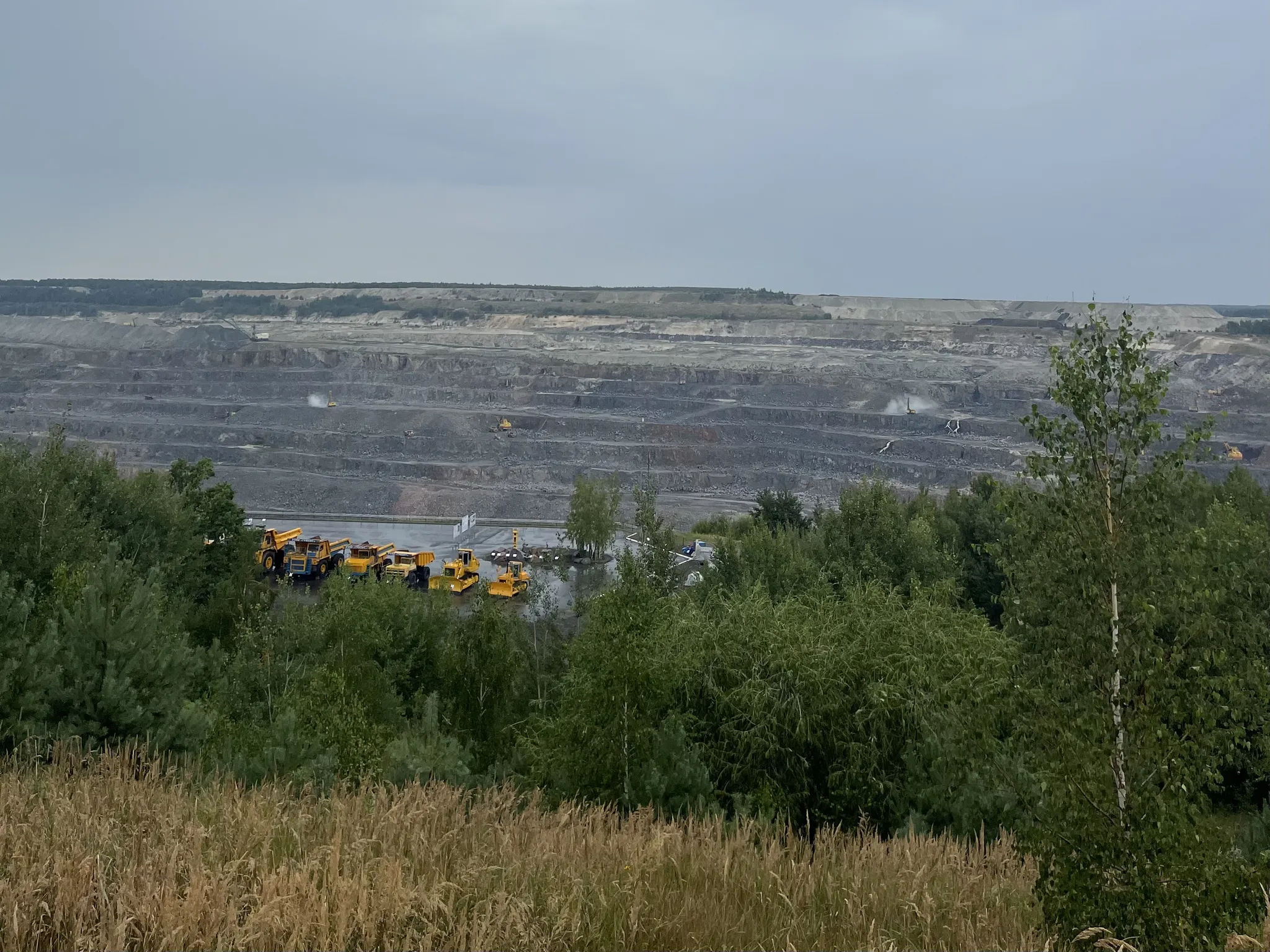 Техника на фоне карьера в Микашевичах