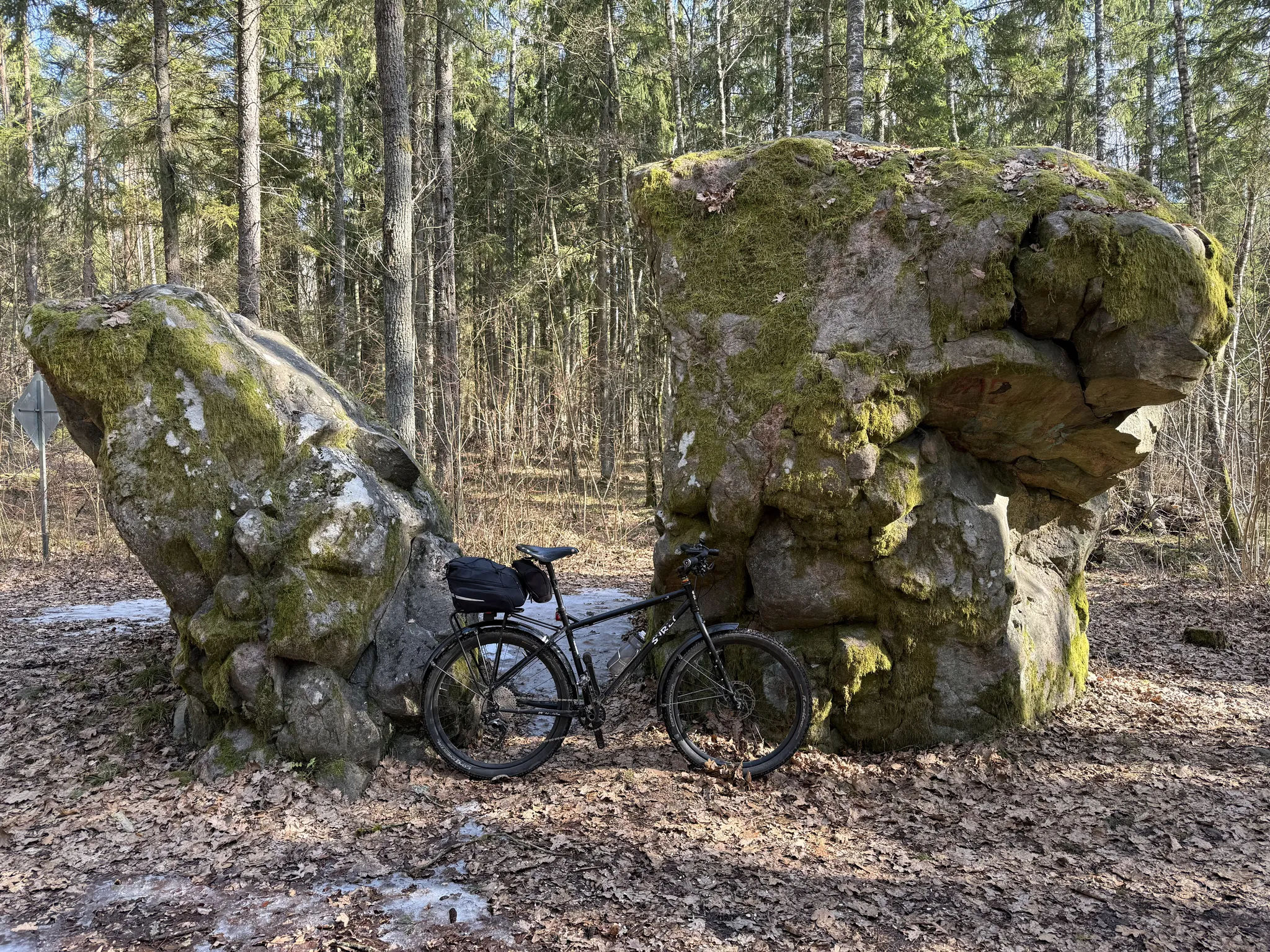 Разломанный камень и велосипед
