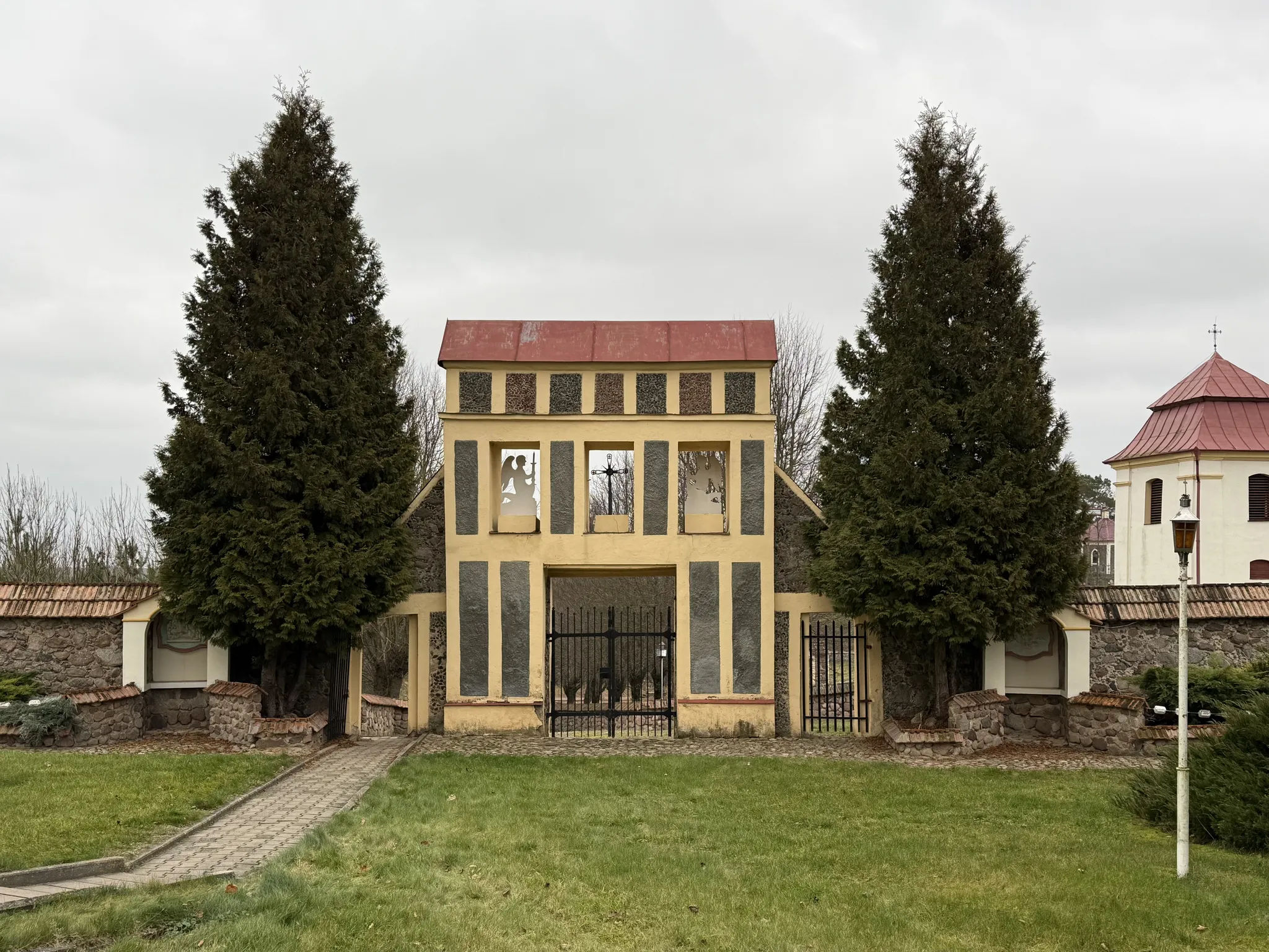 Ворота к костелу в Кремянице