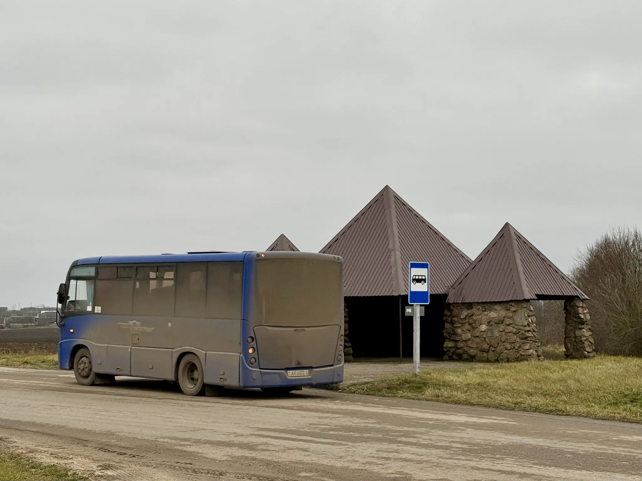 Остановка из камня