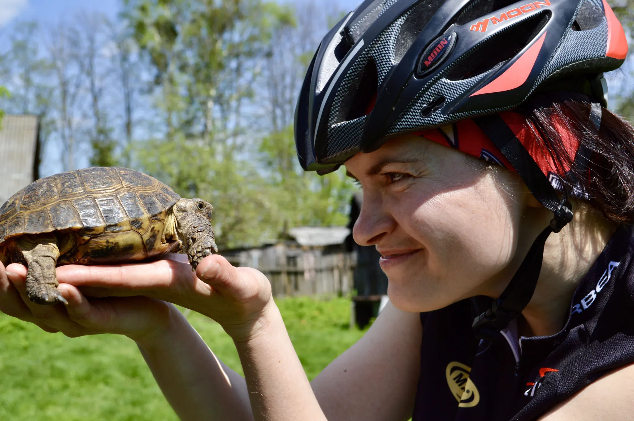 С черепахой в руках