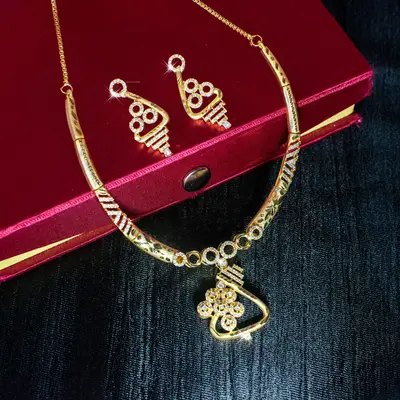 Gold-polished Forming Collar Necklace Set with Geometric AD Pendant