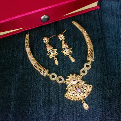 Gold-Toned Forming Collar Necklace Set with Filigree Fan Pendant