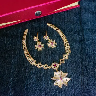 Gold-Toned Forming Collar Necklace Set with Floral Star Pendant