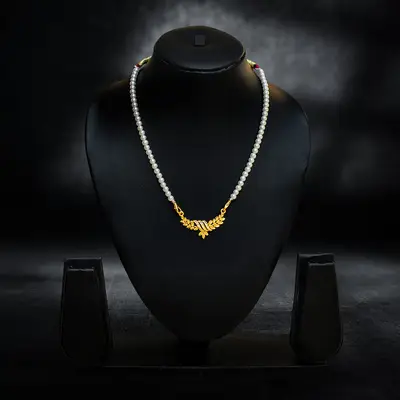 Elegant Single Strand Pearl Necklace with Gold-Plated Leaf Motif