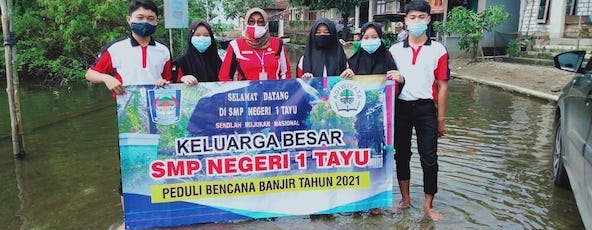 Warga SMP Negeri 1 Tayu Peduli Bencana Banjir