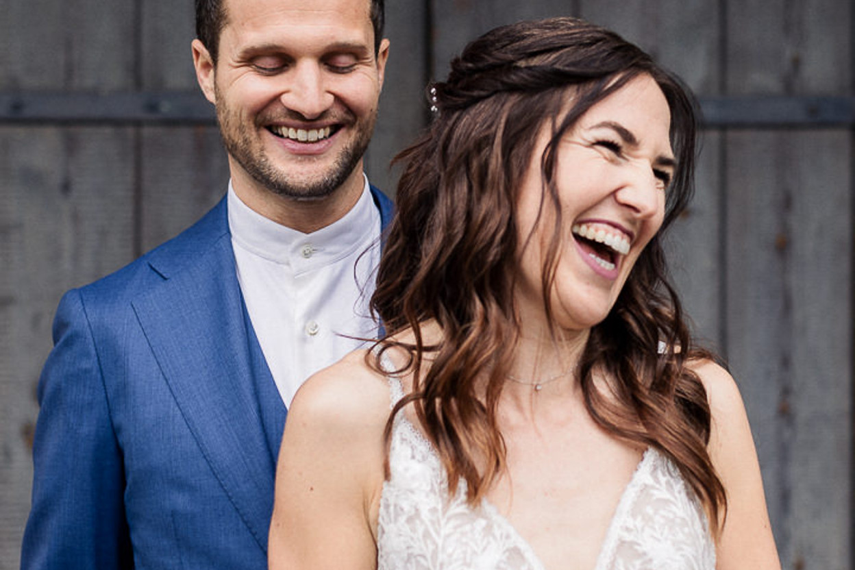 Herzhaft lachendes Brautpaar beim Hochzeitsshooting im Kloster Reuthin in Wildberg