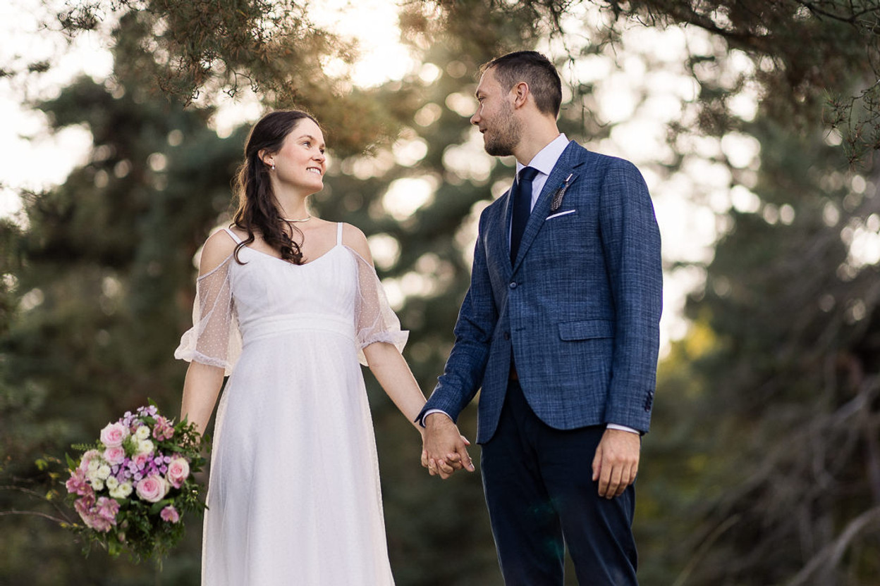 After-Wedding-Shooting auf dem Venusberg bei Aidlingen – Braut und Bräutigam Hand in Hand in der Natur