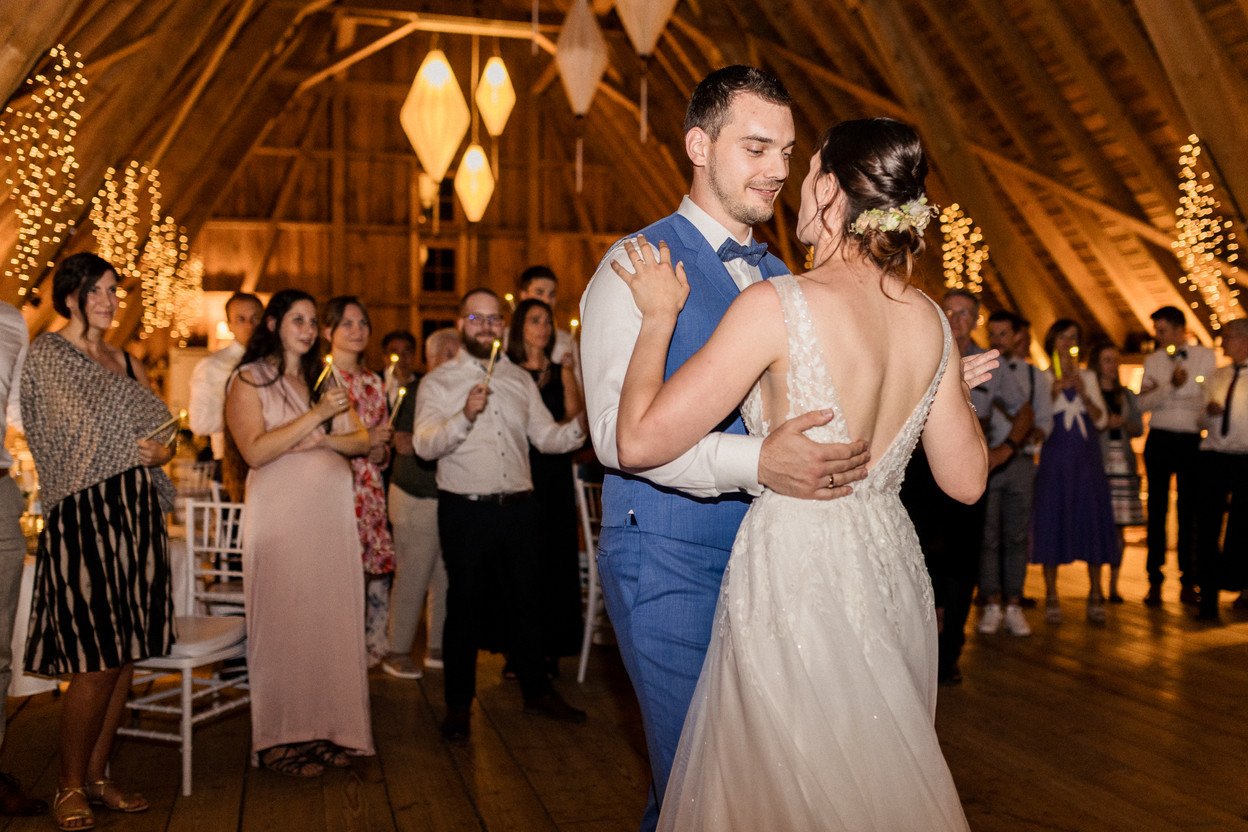 Traumhafter Hochzeitstanz im Hofgut Bärenschlössle, Freudenstadt Brautpaar beim Hochzeitstanz im traumhaft romantischen Saal des Hofguts Bärenschlössle in Freudenstadt