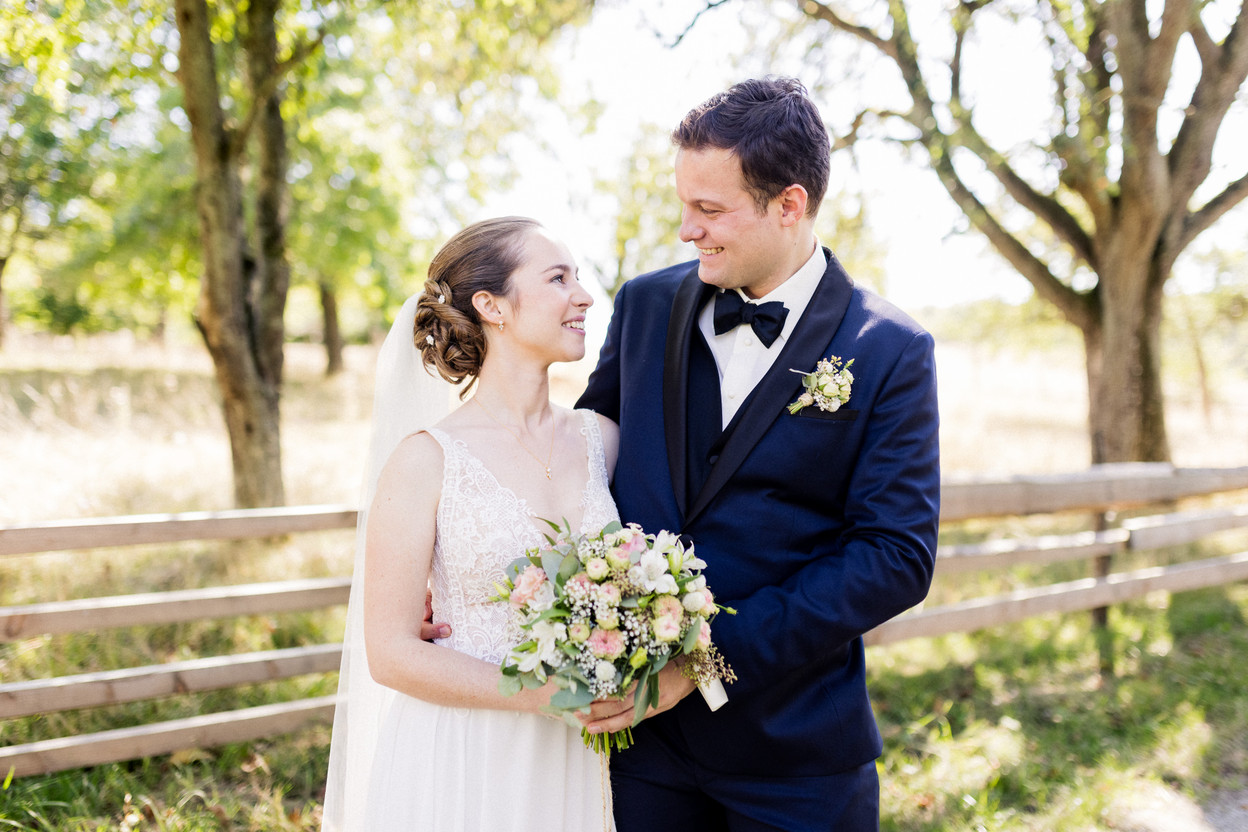 Verliebtes Brautpaar auf sommerlicher Hochzeit, Landgut Halsberg Romantischer Augenblick eines Brautpaars auf dem Landgut Halsberg zwischen Heilbronn und Würzburg