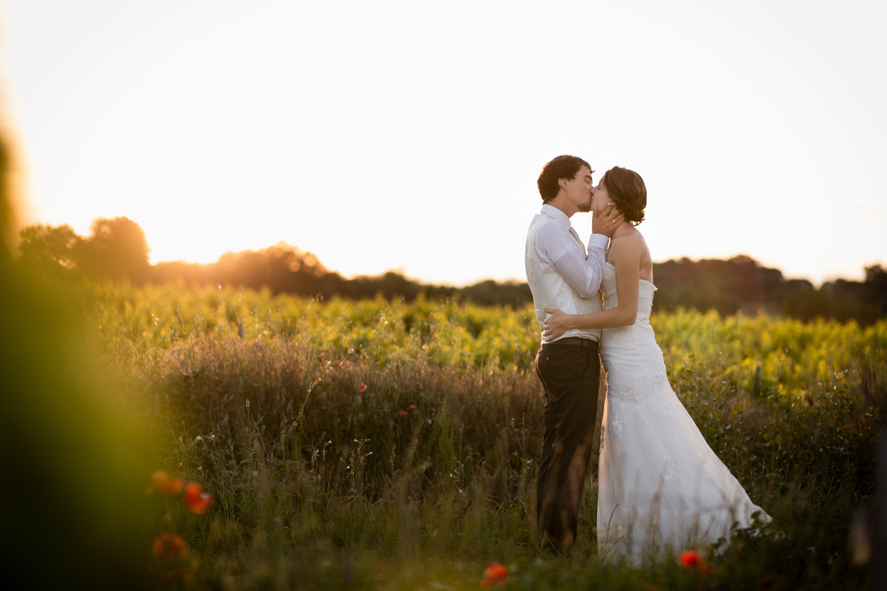 Brautpaar beim After-Wedding-Shooting in der Toskana, umgeben vom goldenen Licht des Sonnenuntergangs