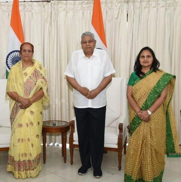 Dr-Shallu-Garg-with-Vice-President-of-India