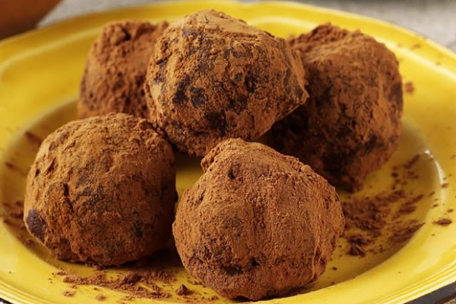 Trufas de Dark Chocolate Truffle Recipe Spanish Tapas Restaurant, Once cool and hard, it’s time to make little balls with your hands.