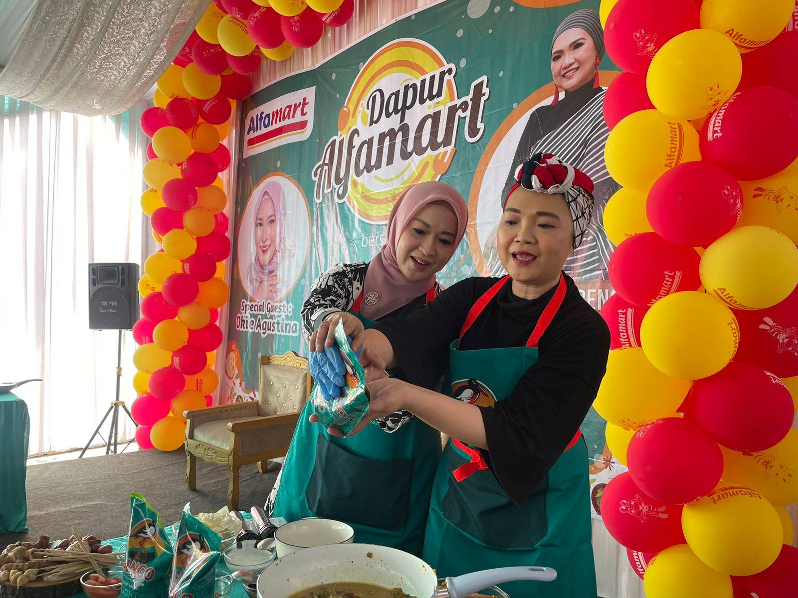 Chef Amy Zein dan Okie Agustina Masak di Depan Alfamart