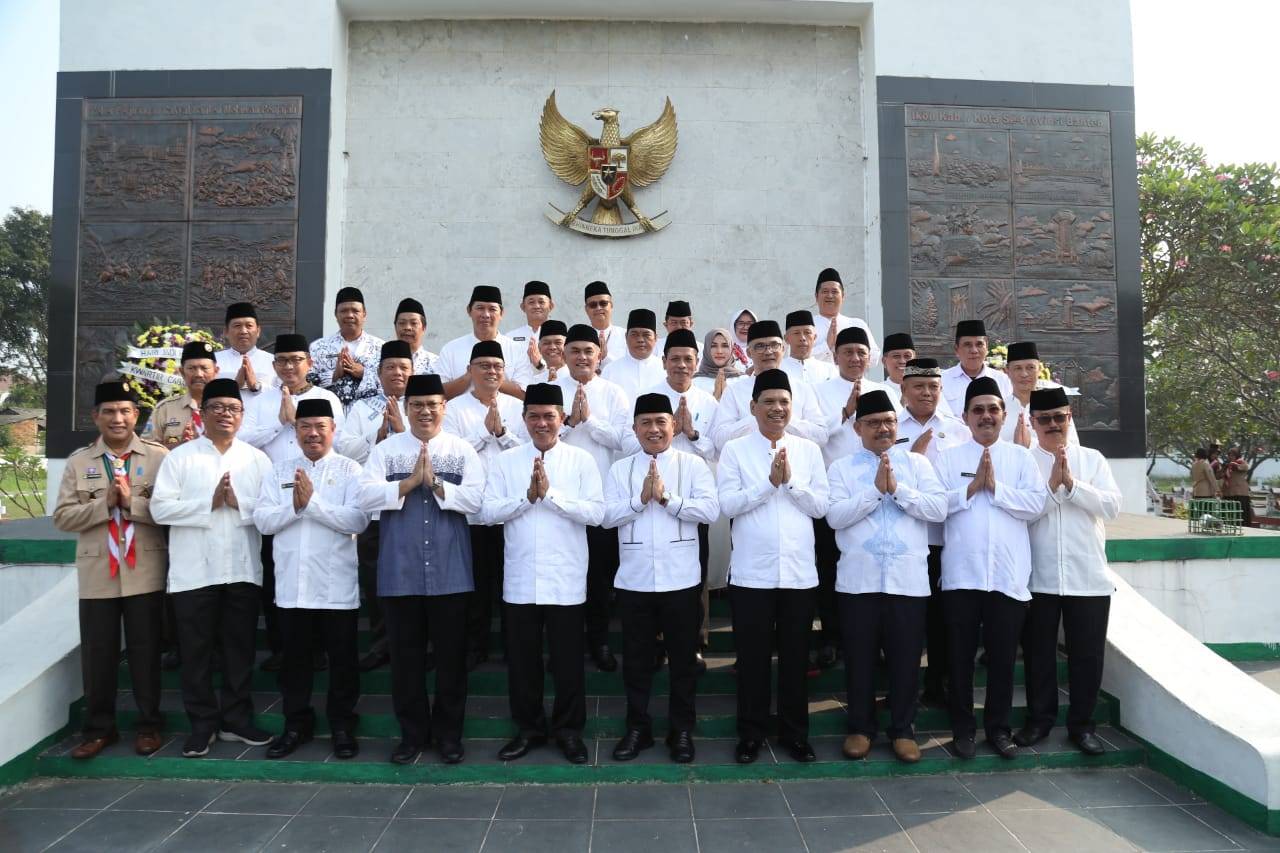 Jelang HUT Ke-16 Kota Serang, Syafrudin Lakukan Ziarah dan Tabur Bunga Jelang HUT Ke-16 Kota Serang, Syafrudin Lakukan Ziarah dan Tabur Bunga