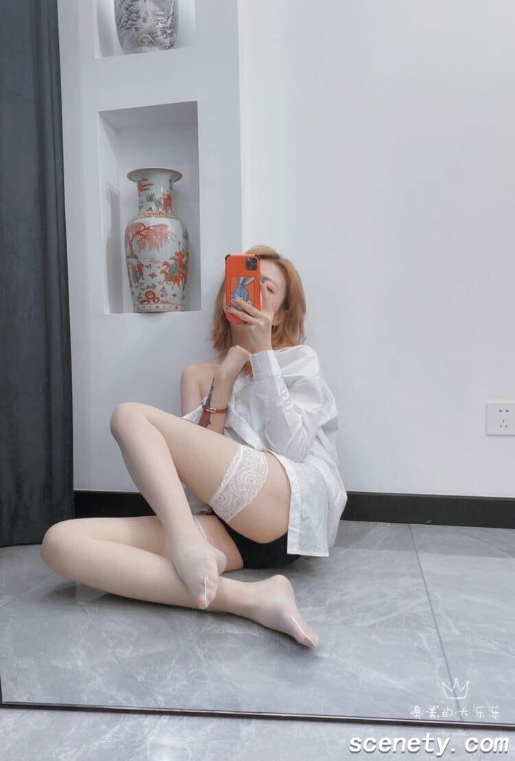 【杨大乐乐很靠谱】微密圈性感写真作品合集[2套][125MB]