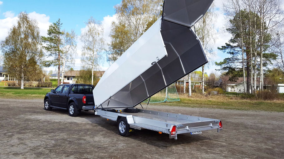 Bil med påkopplad biltrailer med öppen vitlackerad aluminiumkåpa