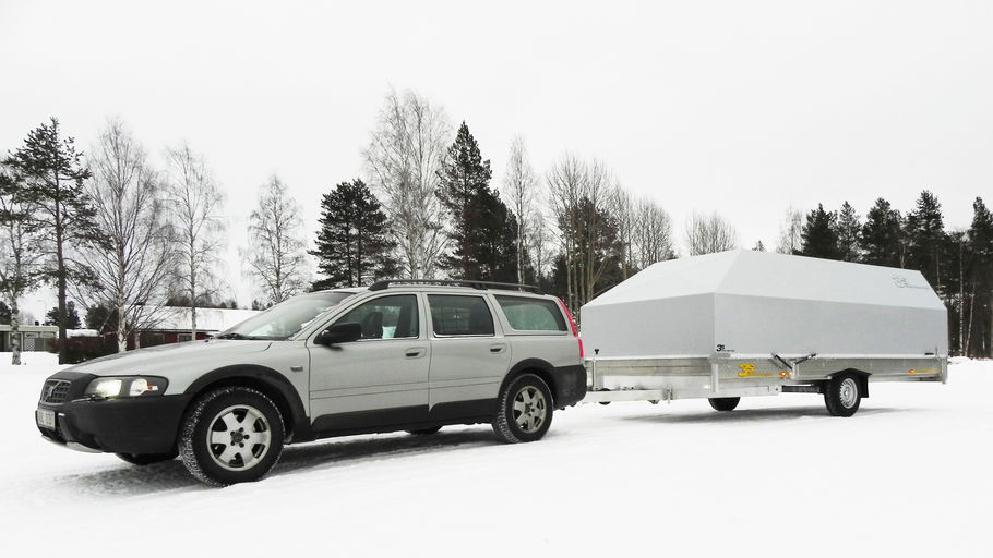 Bil sedd framifrån med påkopplat vitlackerad aluminium skotersläp