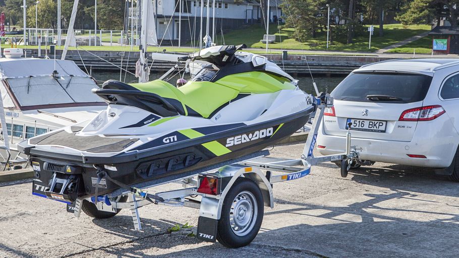 Jetski på släpvagn bakom dragbil