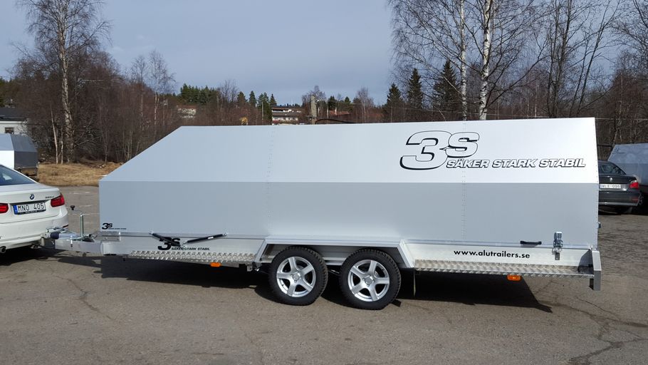 Silverlackera biltrailer i aluminium med tandemaxel