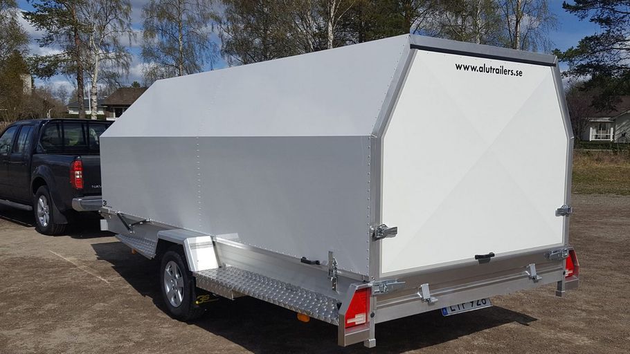 Vitlackerad biltrailer av aluminium backom pickup