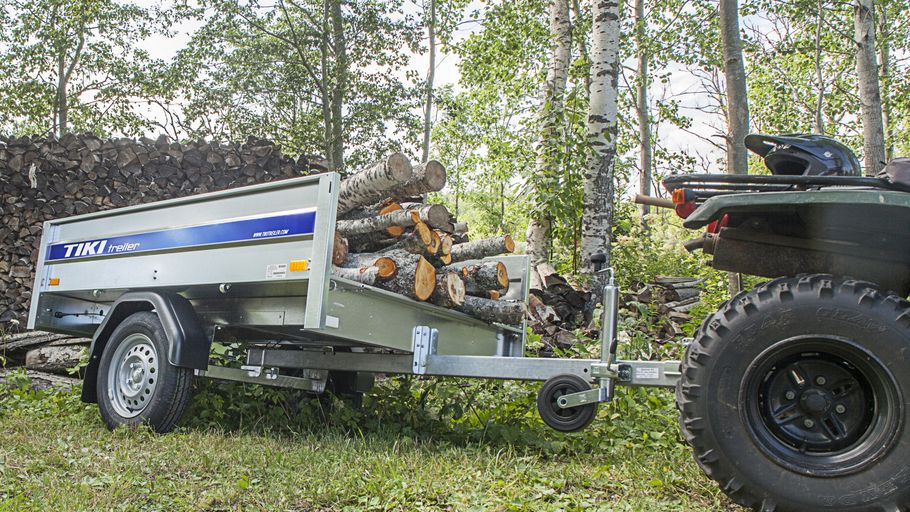 Mindre släåvagn lastad med ved i skogen