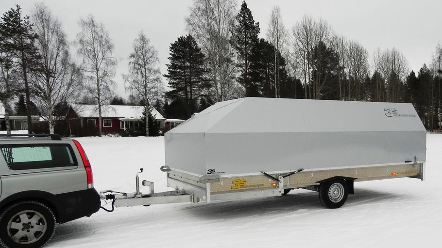 Skotersläp med aluminiumkåpa sedd från sidan