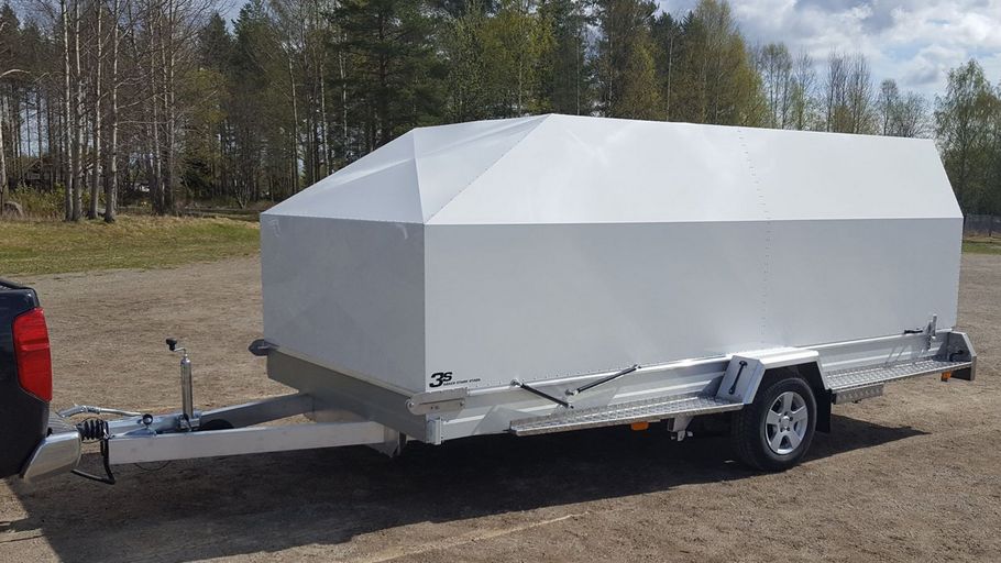 Biltrailer av aluminium med silverlackerad extra hög aluminiumkåpa sedd från sidan