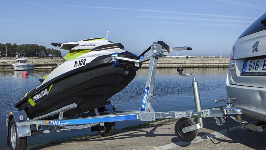 Jetski på trailer på väg upp ur vattnet