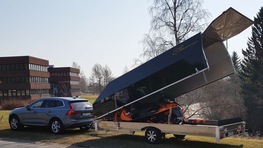 Stort skotersläp med öppen kåpa