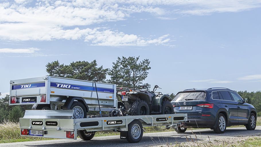 Släpvagn lastad med släpvagn på väg