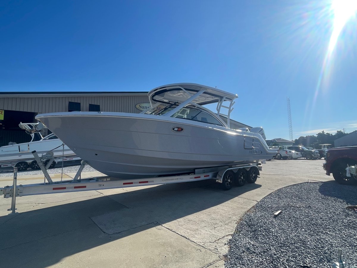 2025 Robalo 317 DC