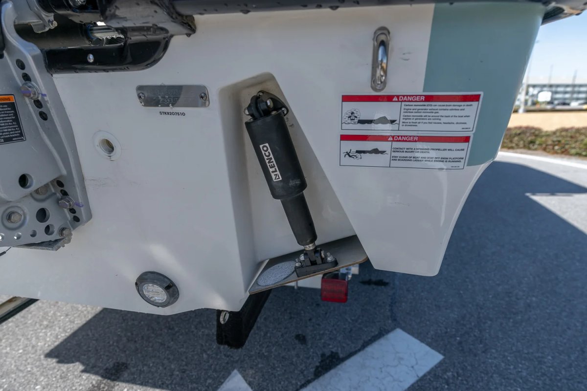 2025 Boston Whaler 250 Outrage