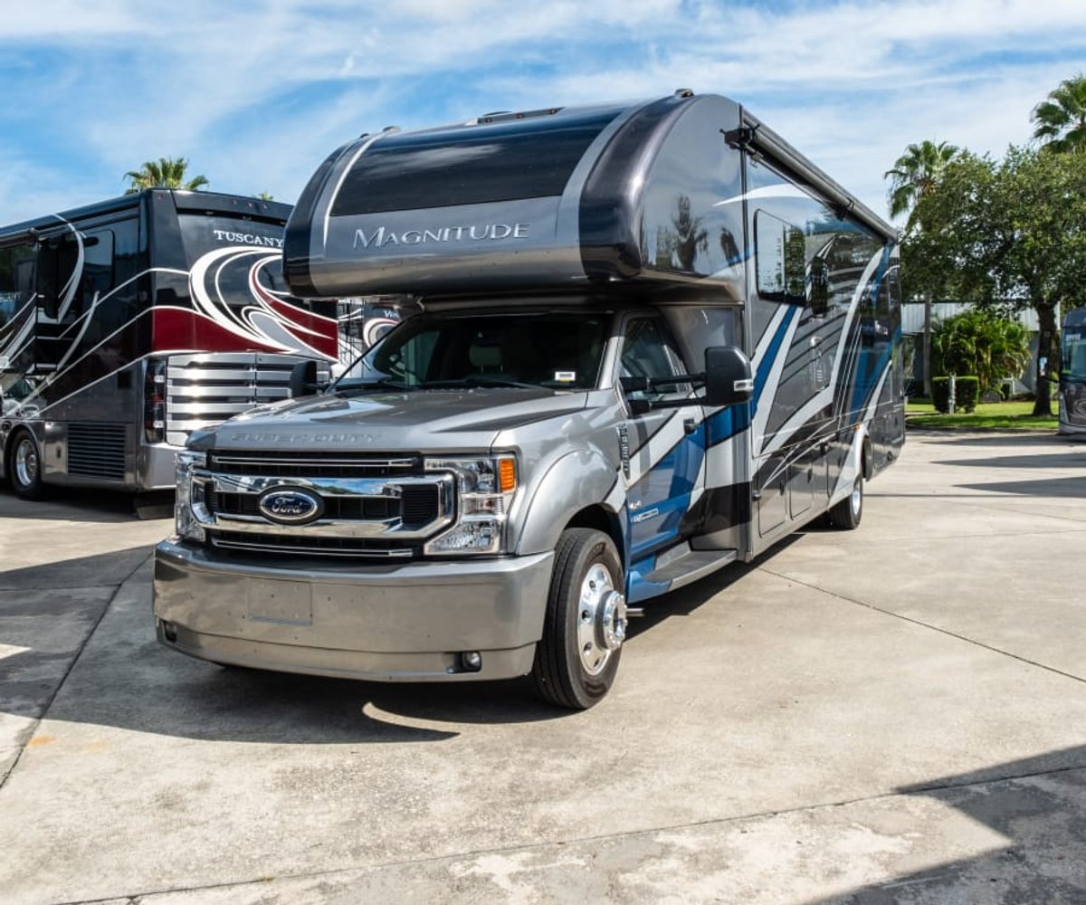2022 Thor Motor Coach MAGNITUDE