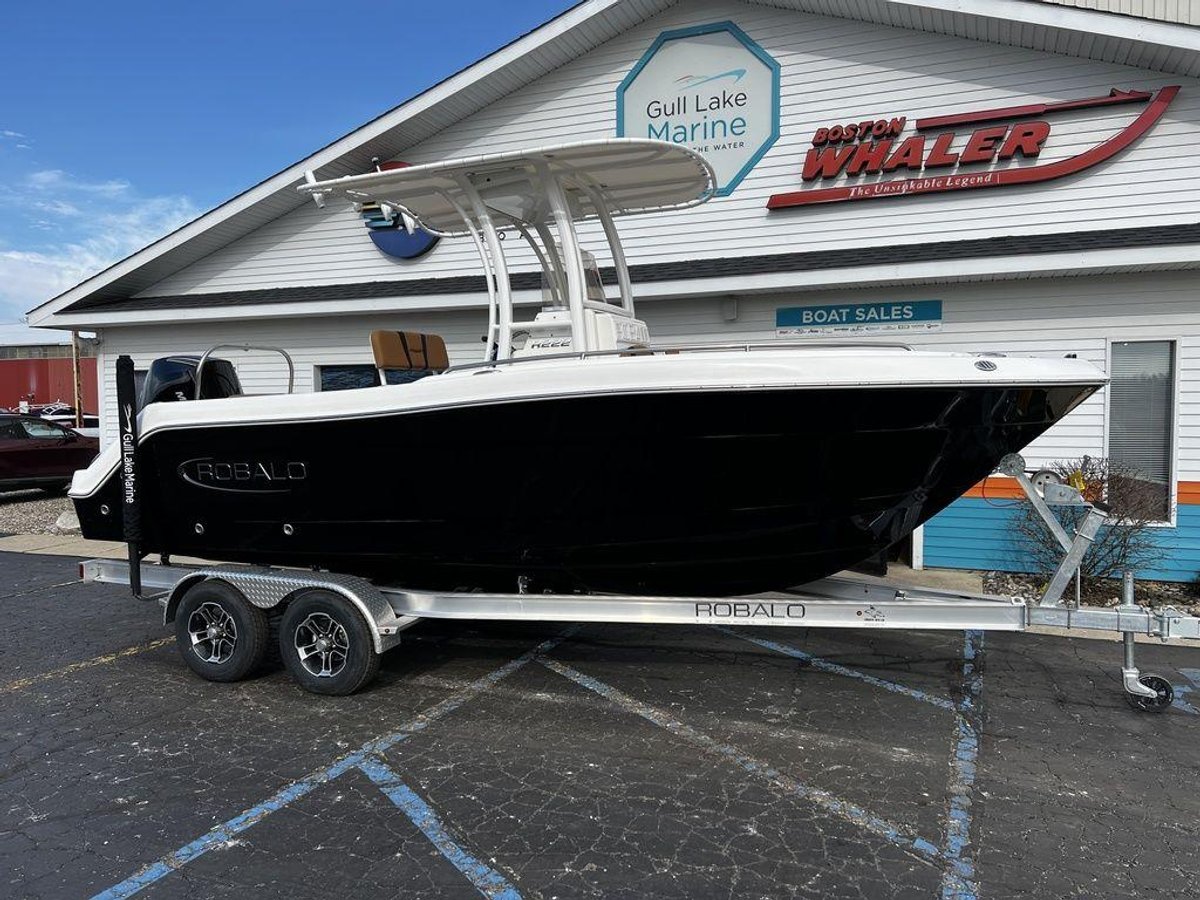2024 Robalo R222