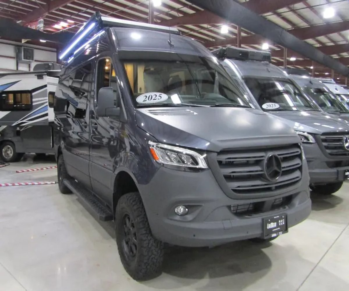 2025 Storyteller Overland DARK MODE