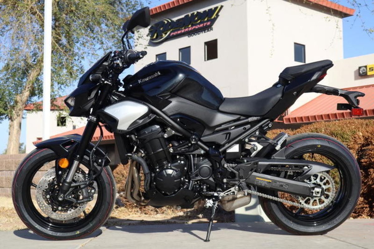 2025 Kawasaki Z900 ABS Metallic Spark Black/Metallic Carbon Gray