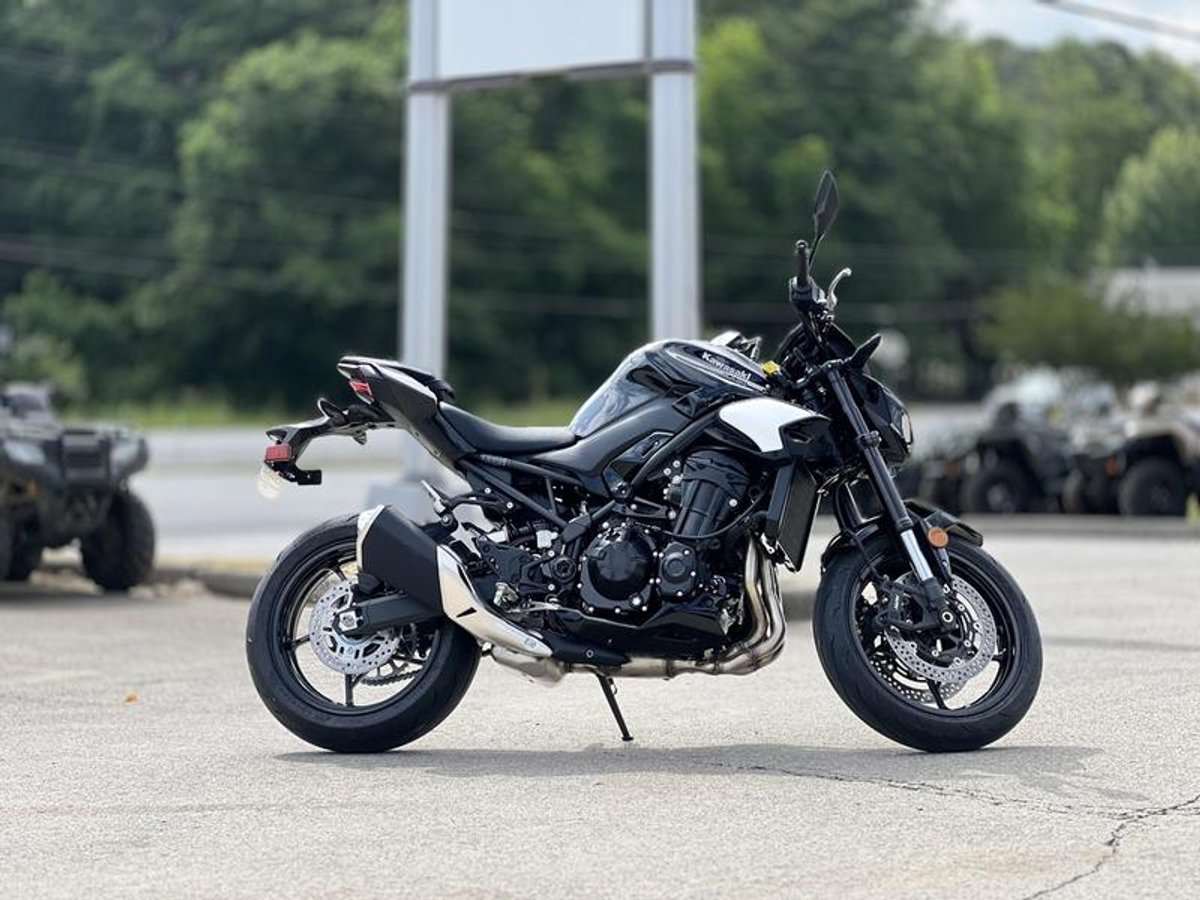 2025 Kawasaki Z900 ABS Metallic Spark Black/Metallic Carbon Gray