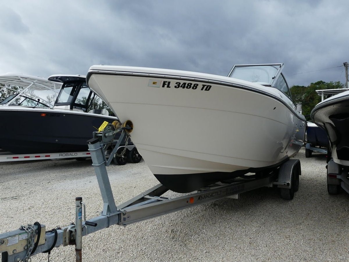 2018 Cobia Boats 220 DC