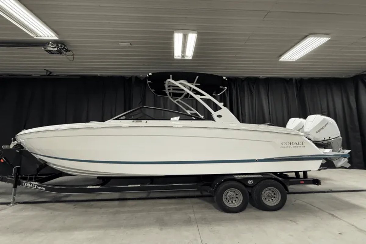 2025 Cobalt R8 Outboard