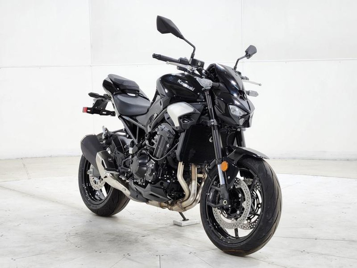 2025 Kawasaki Z900 ABS Metallic Spark Black/Metallic Carbon Gray